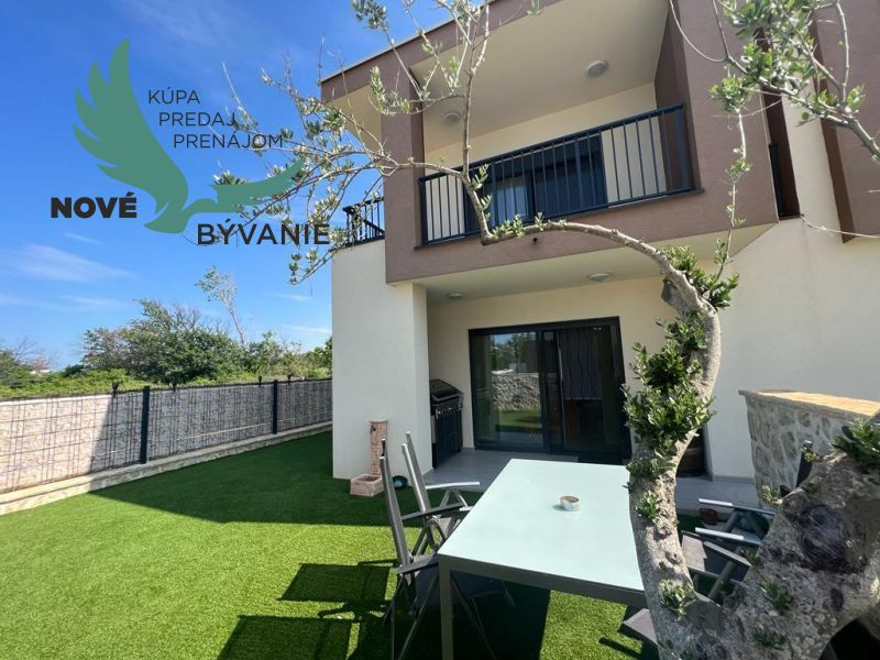 Novostavba trojpodlažný apartmán so záhradou aj strešnou terasou v Chorvátsku v Privlake