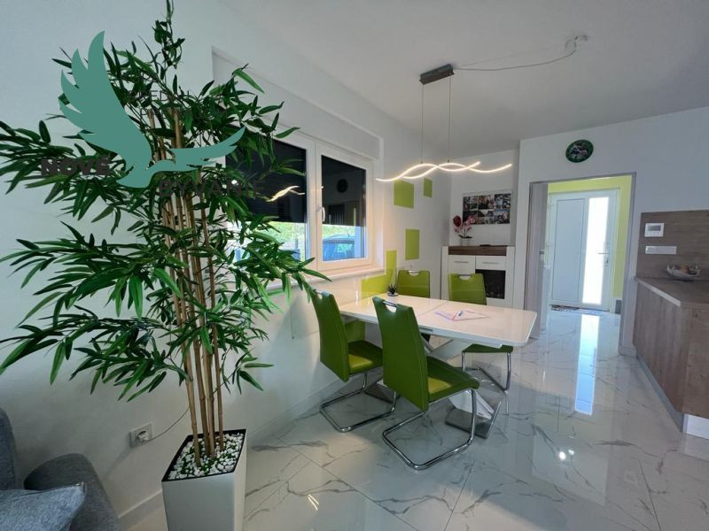 Novostavba trojpodlažný apartmán so záhradou aj strešnou terasou v Chorvátsku v Privlake