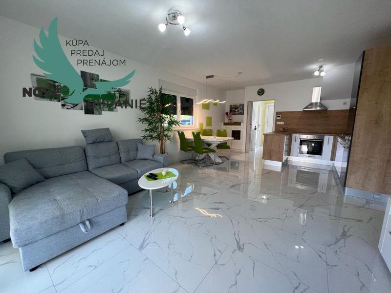 Novostavba trojpodlažný apartmán so záhradou aj strešnou terasou v Chorvátsku v Privlake