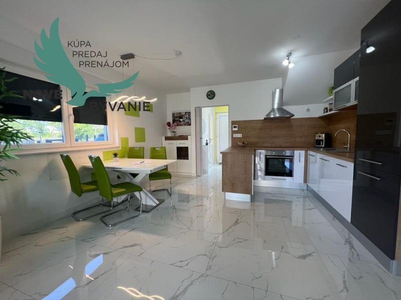 Novostavba trojpodlažný apartmán so záhradou aj strešnou terasou v Chorvátsku v Privlake