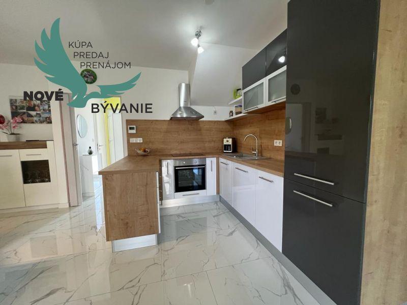 Novostavba trojpodlažný apartmán so záhradou aj strešnou terasou v Chorvátsku v Privlake