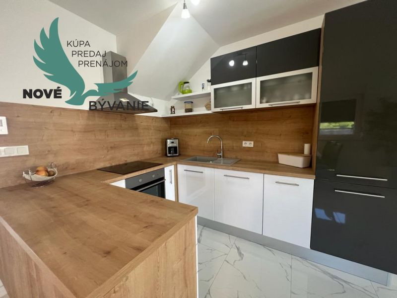 Novostavba trojpodlažný apartmán so záhradou aj strešnou terasou v Chorvátsku v Privlake