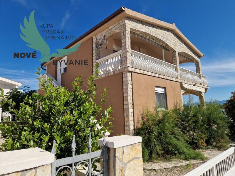 Dom 3x apartmán s výhľadom na more na ostrove Vir v Chorvátsku