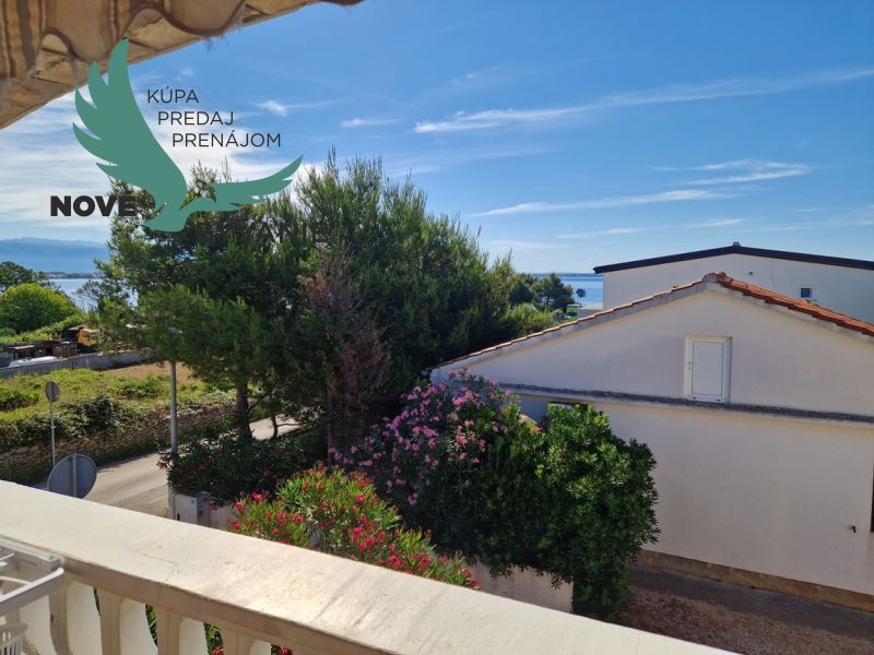 Dom 3x apartmán s výhľadom na more na ostrove Vir v Chorvátsku
