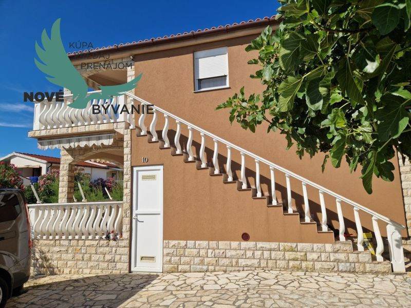 Dom 3x apartmán s výhľadom na more na ostrove Vir v Chorvátsku