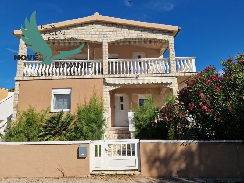 Dom 3x apartmán s výhľadom na more na ostrove Vir v Chorvátsku