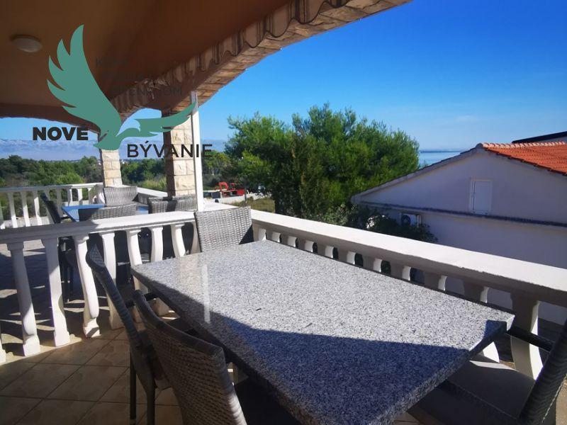 Dom 3x apartmán s výhľadom na more na ostrove Vir v Chorvátsku