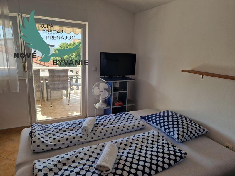 Dom 3x apartmán s výhľadom na more na ostrove Vir v Chorvátsku