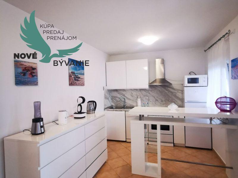 Dom 3x apartmán s výhľadom na more na ostrove Vir v Chorvátsku