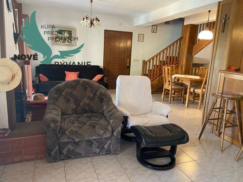 Dom s garážou na priestrannom pozemku len 300m od mora v Chorvátsku