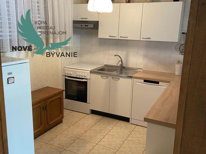 Dom s garážou na priestrannom pozemku len 300m od mora v Chorvátsku