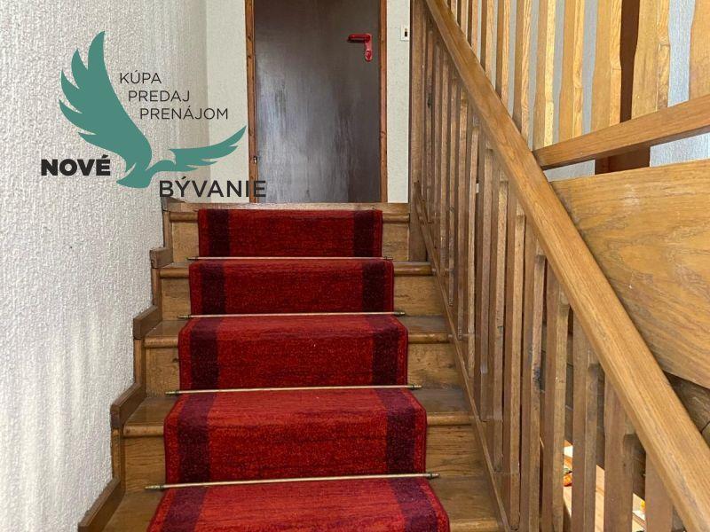 Dom s garážou na priestrannom pozemku len 300m od mora v Chorvátsku