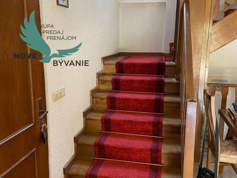 Dom s garážou na priestrannom pozemku len 300m od mora v Chorvátsku