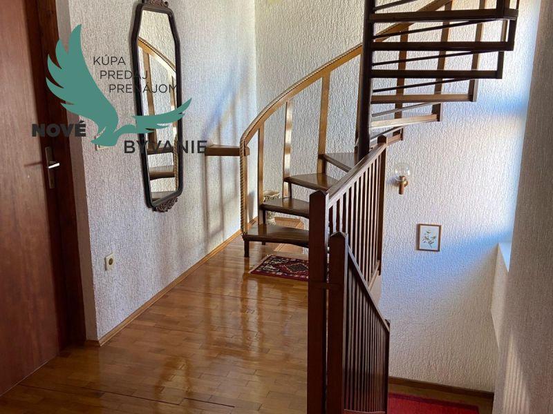 Dom s garážou na priestrannom pozemku len 300m od mora v Chorvátsku