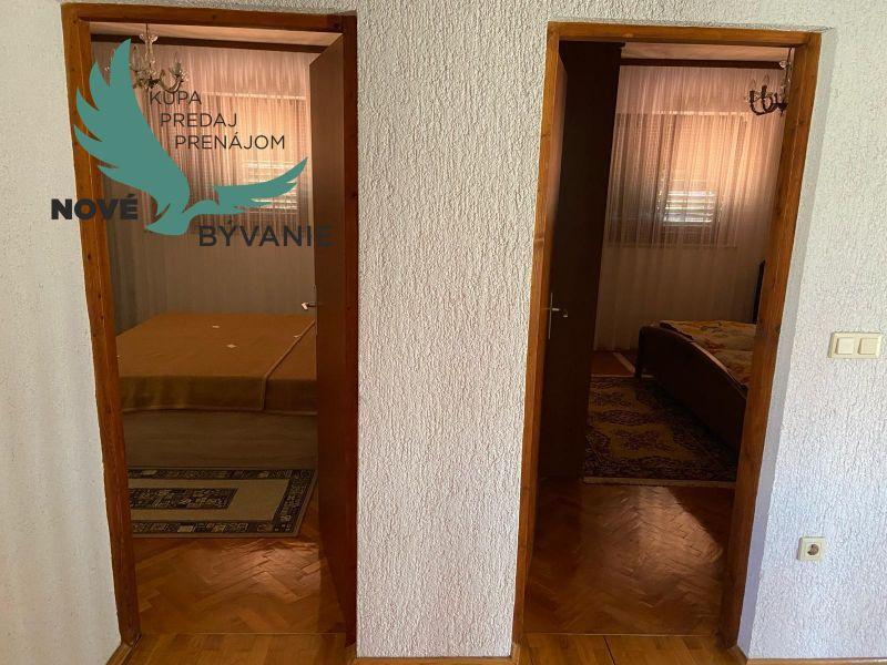 Dom s garážou na priestrannom pozemku len 300m od mora v Chorvátsku