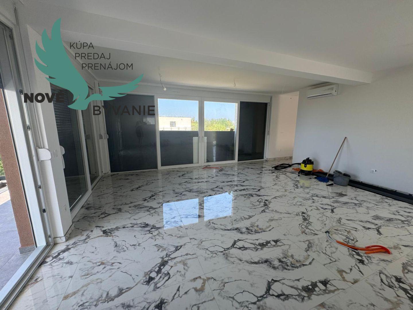 Novostavba apartmán 3x spálňa s 2x strešná terasa len 100m od mora s výhľadom na more, Chorvátsko- Privlaka