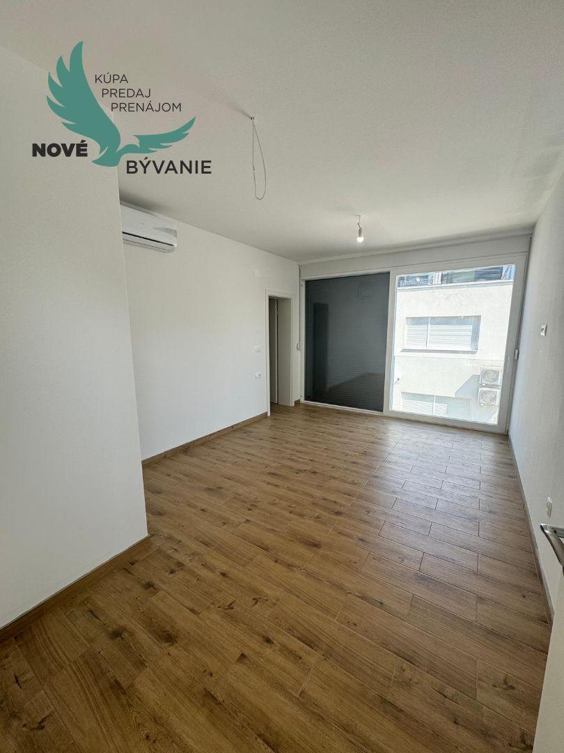Novostavba apartmán 3x spálňa s 2x strešná terasa len 100m od mora s výhľadom na more, Chorvátsko- Privlaka