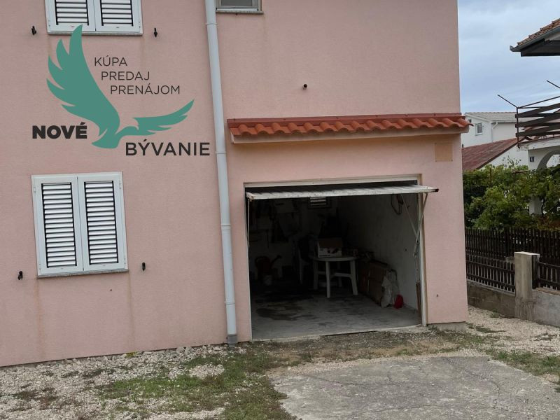 Dom vhodný ako investícia blízko mora s 3x apartmán v Chorvátsku - Vrsi