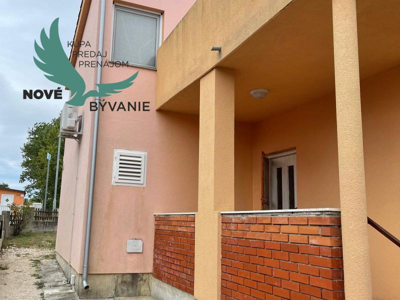 Dom vhodný ako investícia blízko mora s 3x apartmán v Chorvátsku - Vrsi