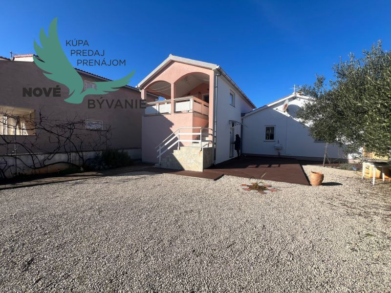 Dom s troma apartmánmi blízko mora v Chorvátsku