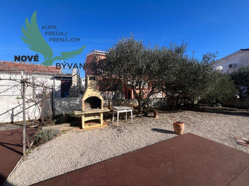 Dom s troma apartmánmi blízko mora v Chorvátsku