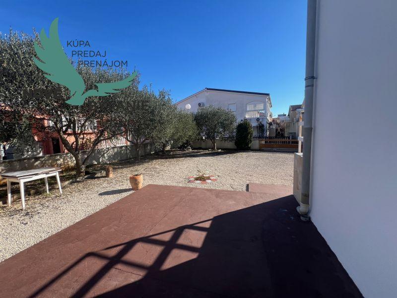 Dom s troma apartmánmi blízko mora v Chorvátsku