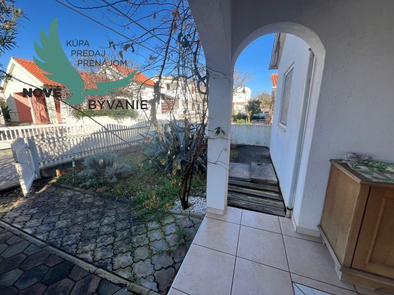 Dom s troma apartmánmi blízko mora v Chorvátsku