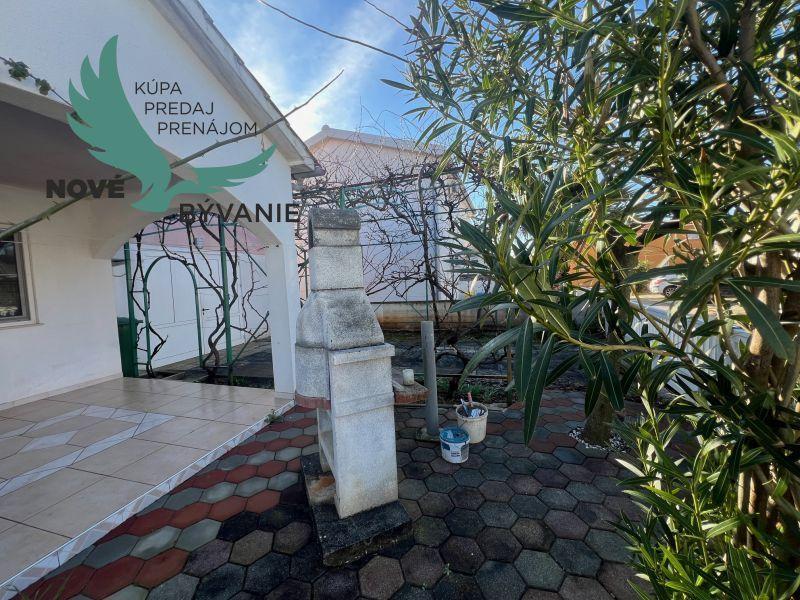 Dom s troma apartmánmi blízko mora v Chorvátsku