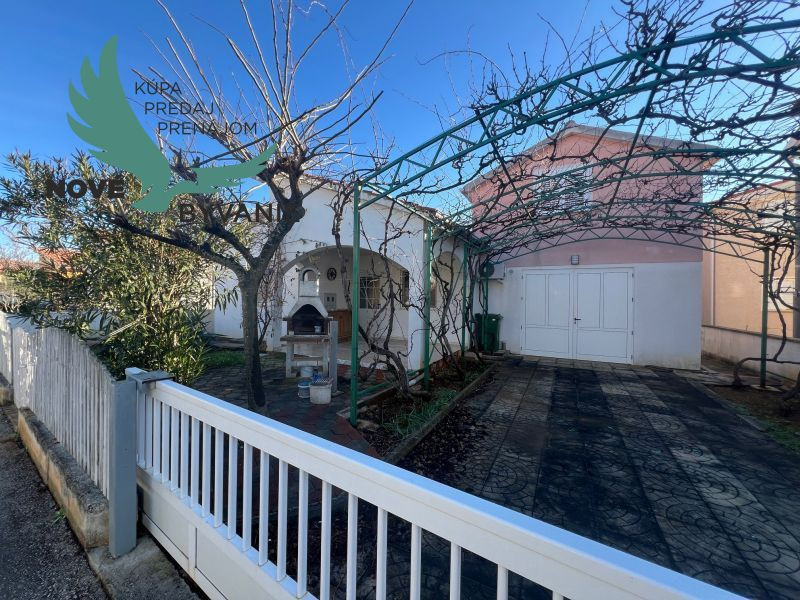 Dom s troma apartmánmi blízko mora v Chorvátsku