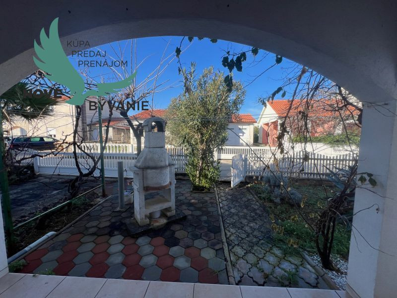 Dom s troma apartmánmi blízko mora v Chorvátsku