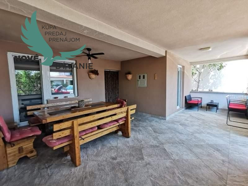 Dom 3x apartmán blízko mora v Chorvátsku, zabehnutý prenájom