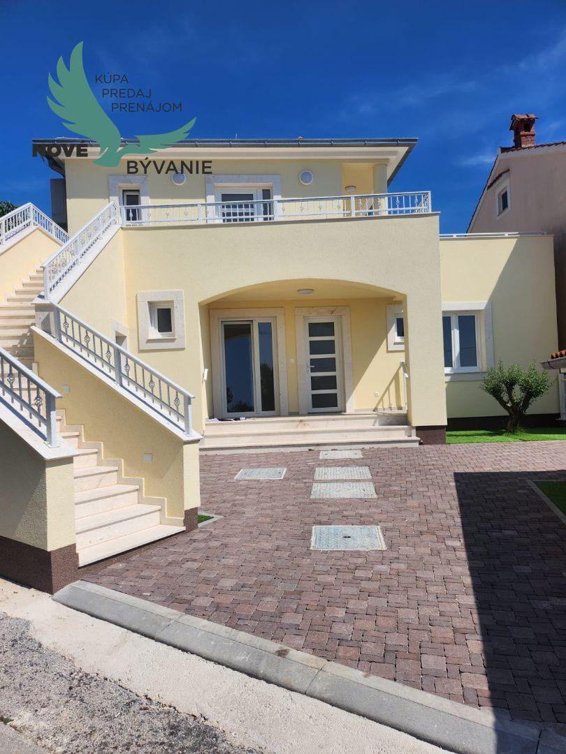 Na predaj vila s bazénom a výhľadom na more v Chorvátsku - Petrčane