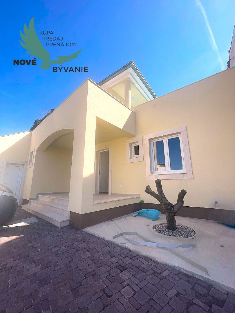 Na predaj vila s bazénom a výhľadom na more v Chorvátsku - Petrčane