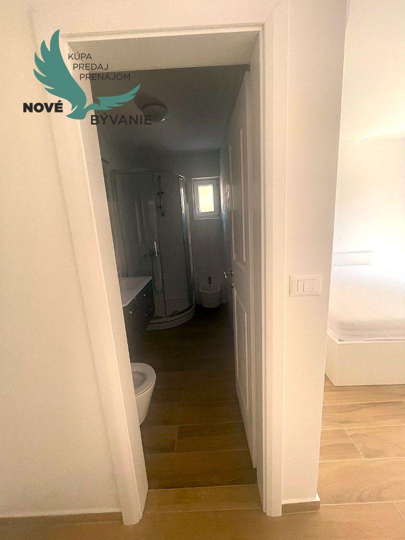 Na predaj vila s bazénom a výhľadom na more v Chorvátsku - Petrčane