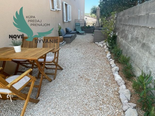 Predaj apartmán so záhradou, blízko pieskovej pláže, Chorvátsko - Pag