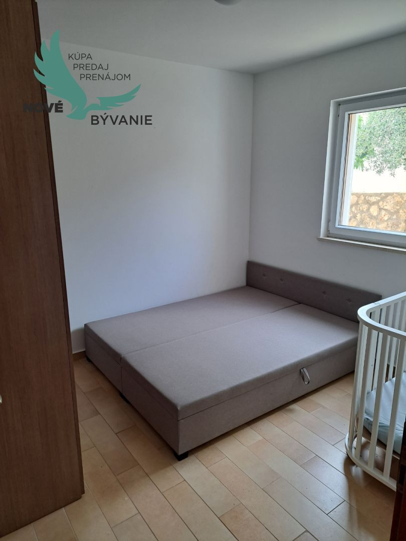 Predaj apartmán so záhradou, blízko pieskovej pláže, Chorvátsko - Pag