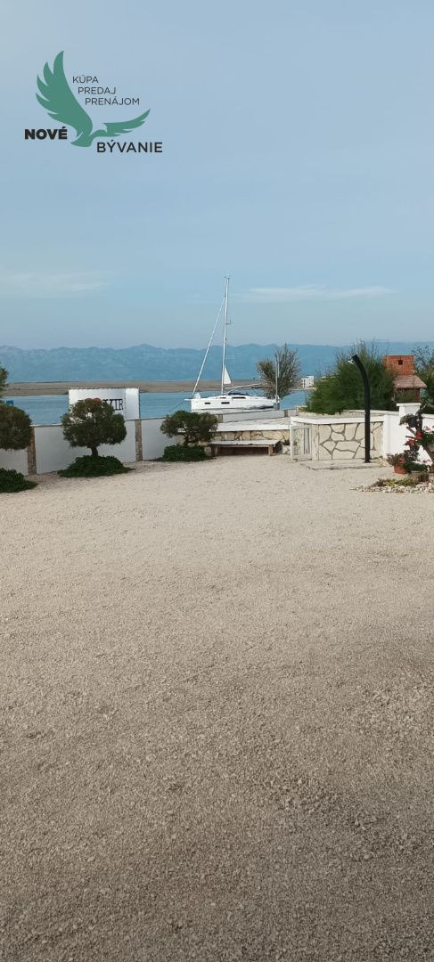 Dom v prvej rade od mora 2x apartmán s výhľadom na more a stavebným pozemkom,Jedinečná ponuka v Chorvátsku