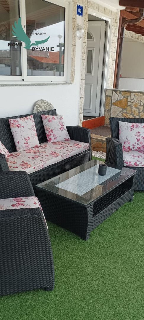 Dom v prvej rade od mora 2x apartmán s výhľadom na more a stavebným pozemkom,Jedinečná ponuka v Chorvátsku