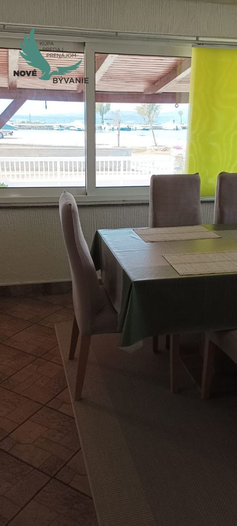 Dom v prvej rade od mora 2x apartmán s výhľadom na more a stavebným pozemkom,Jedinečná ponuka v Chorvátsku