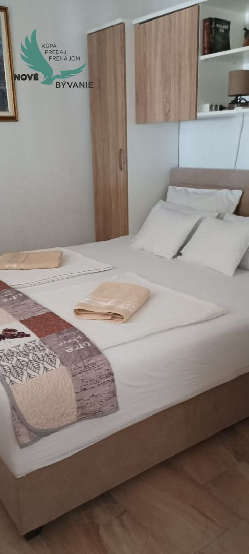 Dom v prvej rade od mora 2x apartmán s výhľadom na more a stavebným pozemkom,Jedinečná ponuka v Chorvátsku