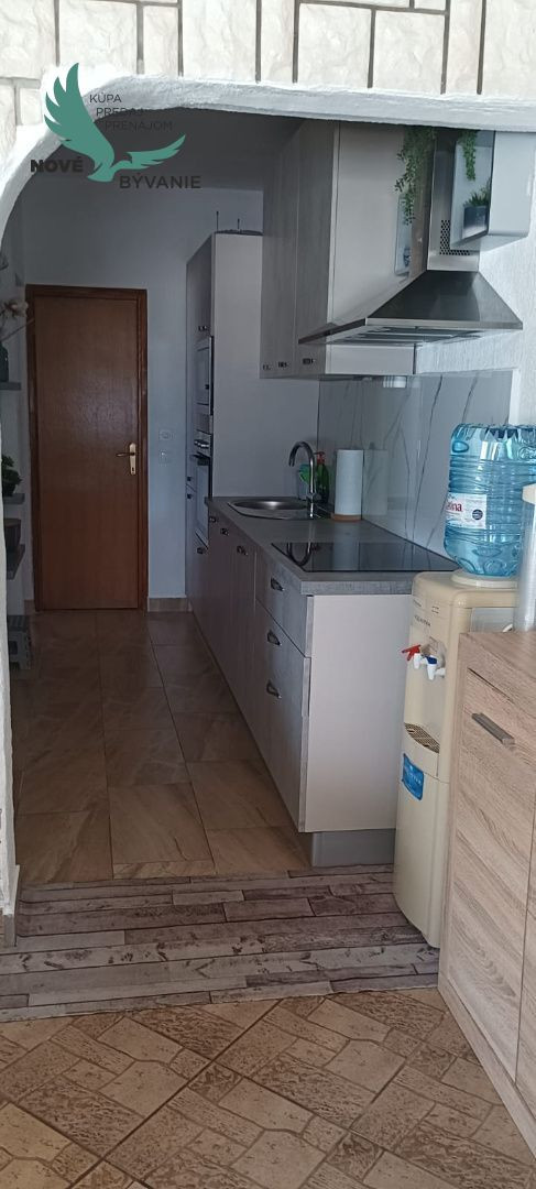 Dom v prvej rade od mora 2x apartmán s výhľadom na more a stavebným pozemkom,Jedinečná ponuka v Chorvátsku