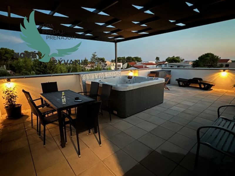 Chorvátsko - Apartmán so strešnou terasou