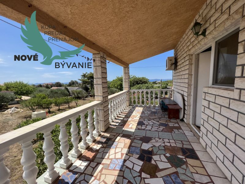 Dom 2x apartmán s výhľadom na more na ostrove Vir v Chorvátsku