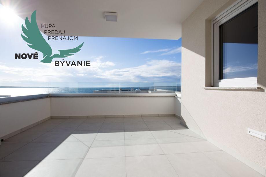 Luxusný apartmán s výhľadom na more len 30m od mora so 4x spálňou v Chorvátsku