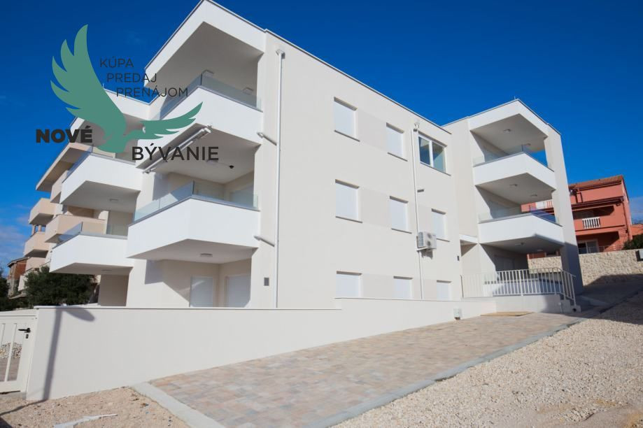 Luxusný apartmán s výhľadom na more len 30m od mora so 4x spálňou v Chorvátsku