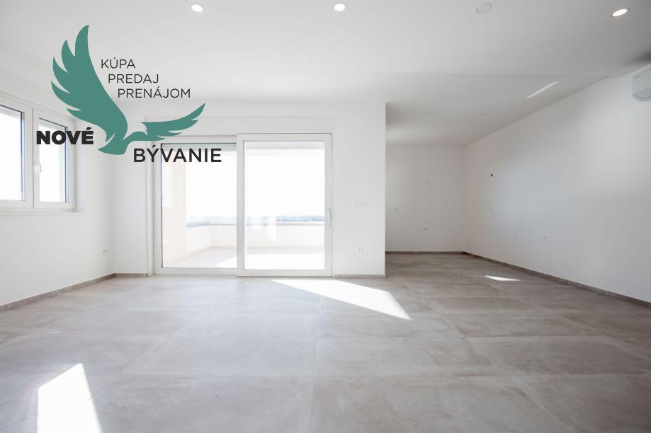 Luxusný apartmán s výhľadom na more len 30m od mora so 4x spálňou v Chorvátsku