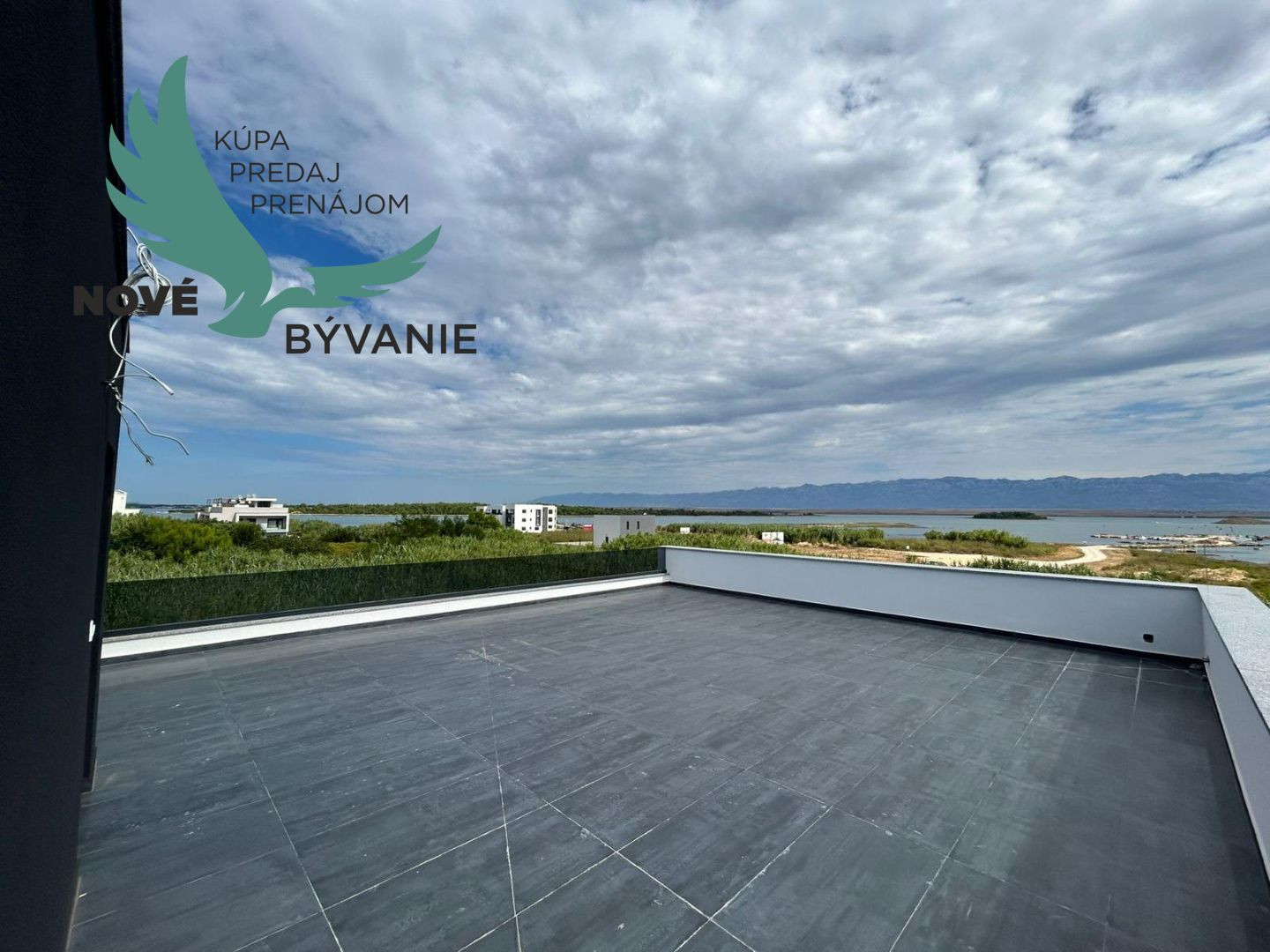 Novostavba apartmánu so strešnou terasou s nerušeným výhľadom na more len 150m od mora v Chorvátsku - Privlaka