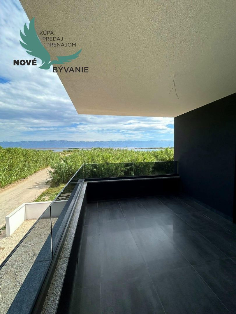 Novostavba apartmánu so strešnou terasou s nerušeným výhľadom na more len 150m od mora v Chorvátsku - Privlaka