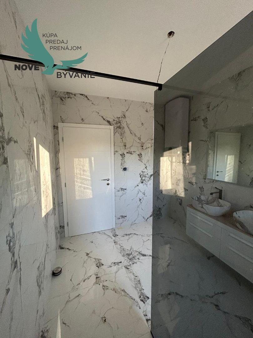 Novostavba apartmánu so strešnou terasou s nerušeným výhľadom na more len 150m od mora v Chorvátsku - Privlaka