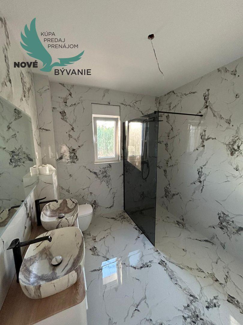 Novostavba apartmánu so strešnou terasou s nerušeným výhľadom na more len 150m od mora v Chorvátsku - Privlaka